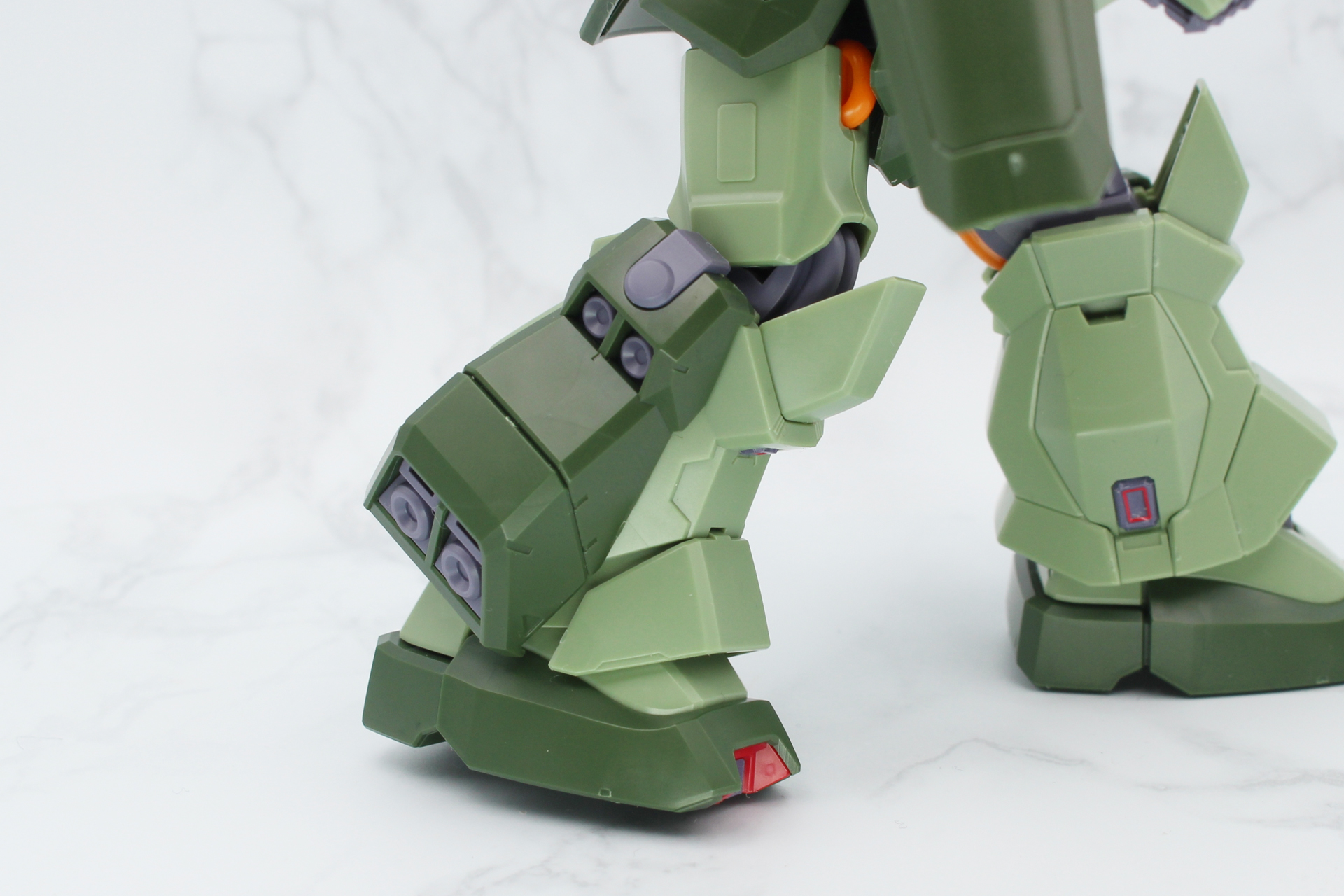 ふくらはぎ前方のアーマーがスイング可動し、足首を前方に曲げやすくなっている