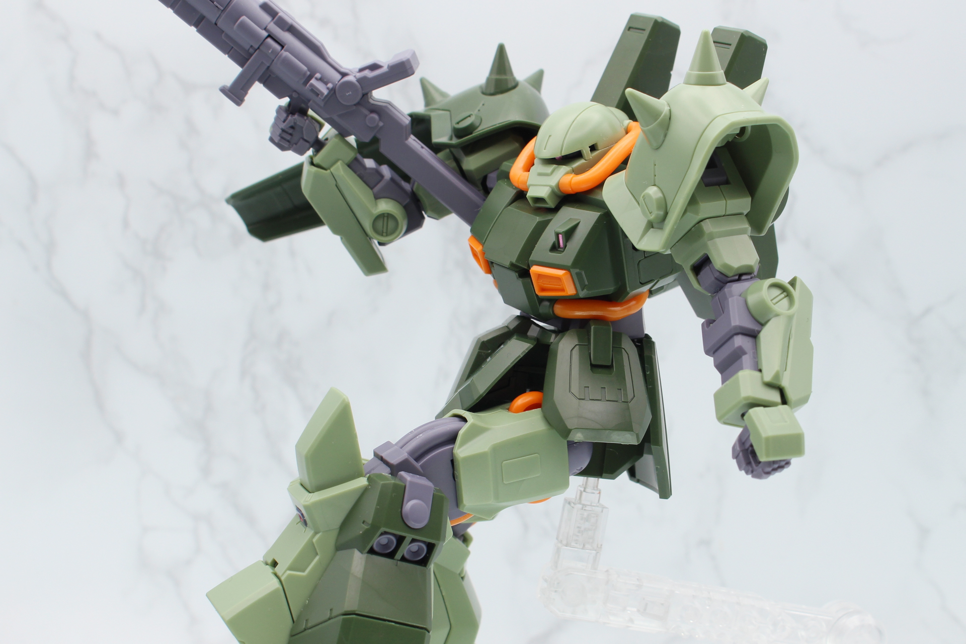 腰は傾きとひねりにより腰を曲げたポーズを付けられる。写真に見える別売りの「アクションベース」にももちろん対応している