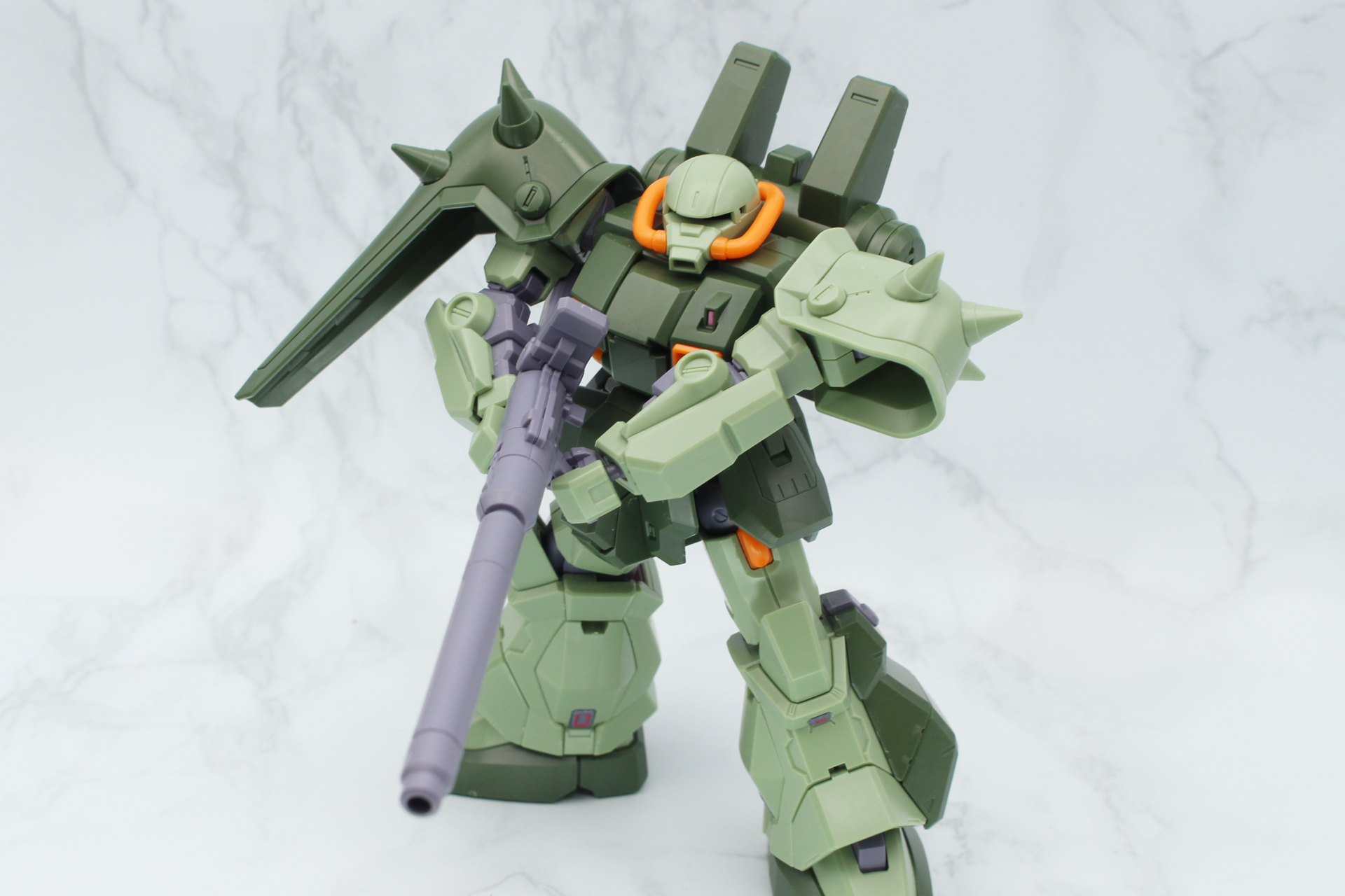 両手に構えたビーム・ランチャー。持ち手は左右分解してから持たせる構造なので、ある程度ポーズを決めてから手首を取り付けよう