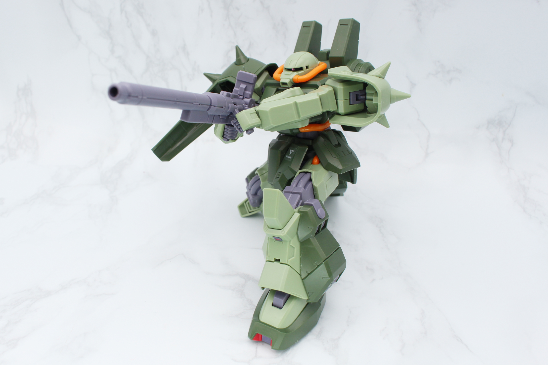 ビーム・ランチャーや肩アーマーなどを活用したポージングを楽しもう