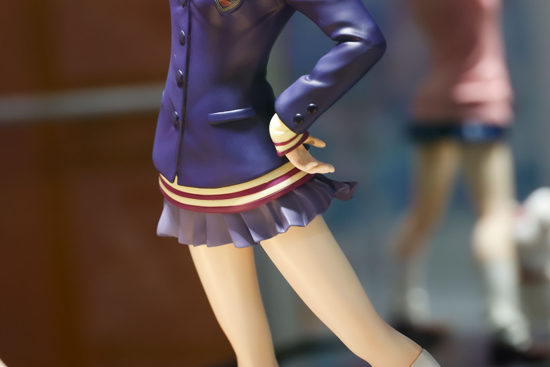 腰に手を当てているポーズだ