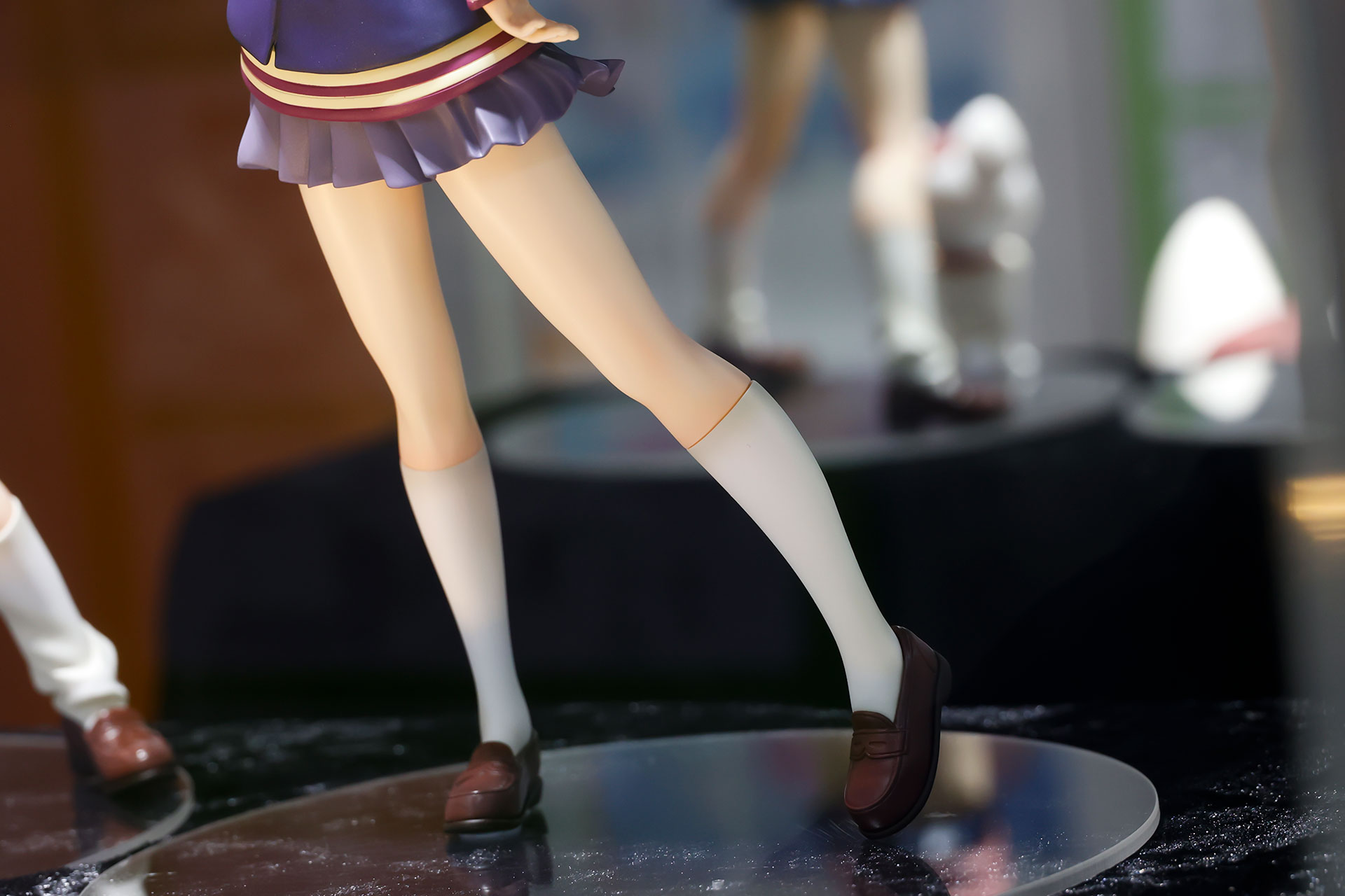 白くて細い脚も美しい