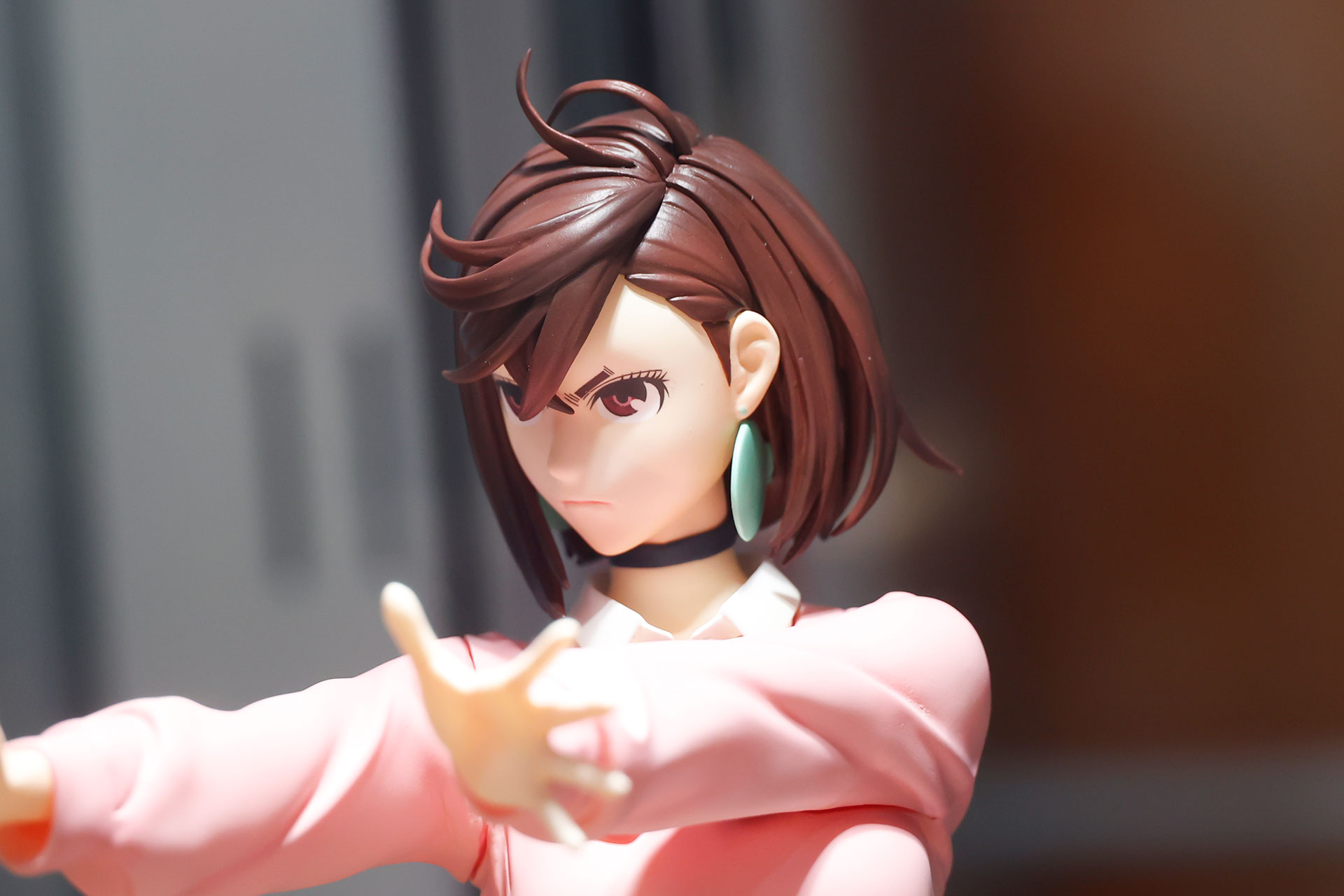 耳にはかなり大きめのイヤリングが付けられている