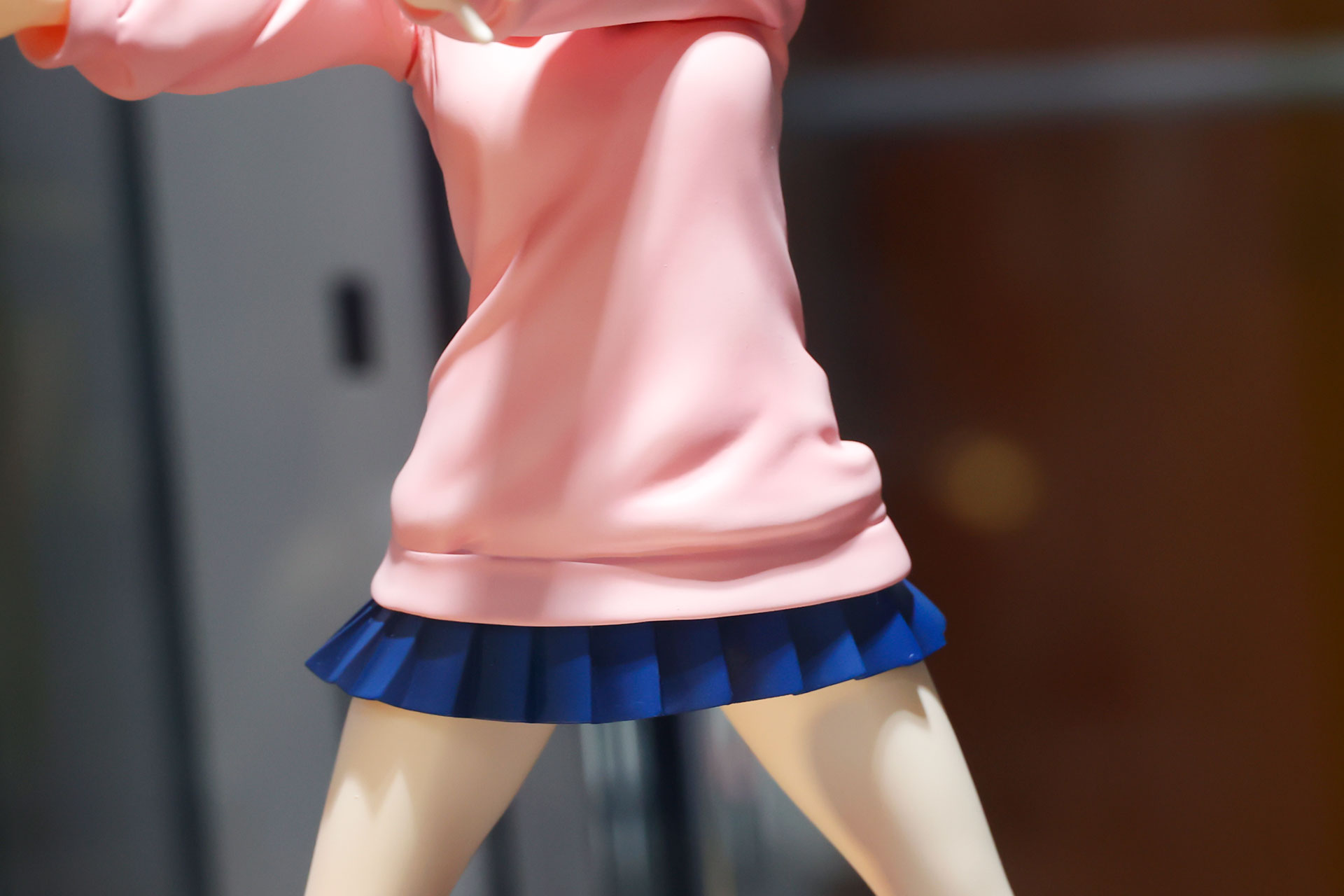 ピンクのニットはシワもしっかりと再現されている