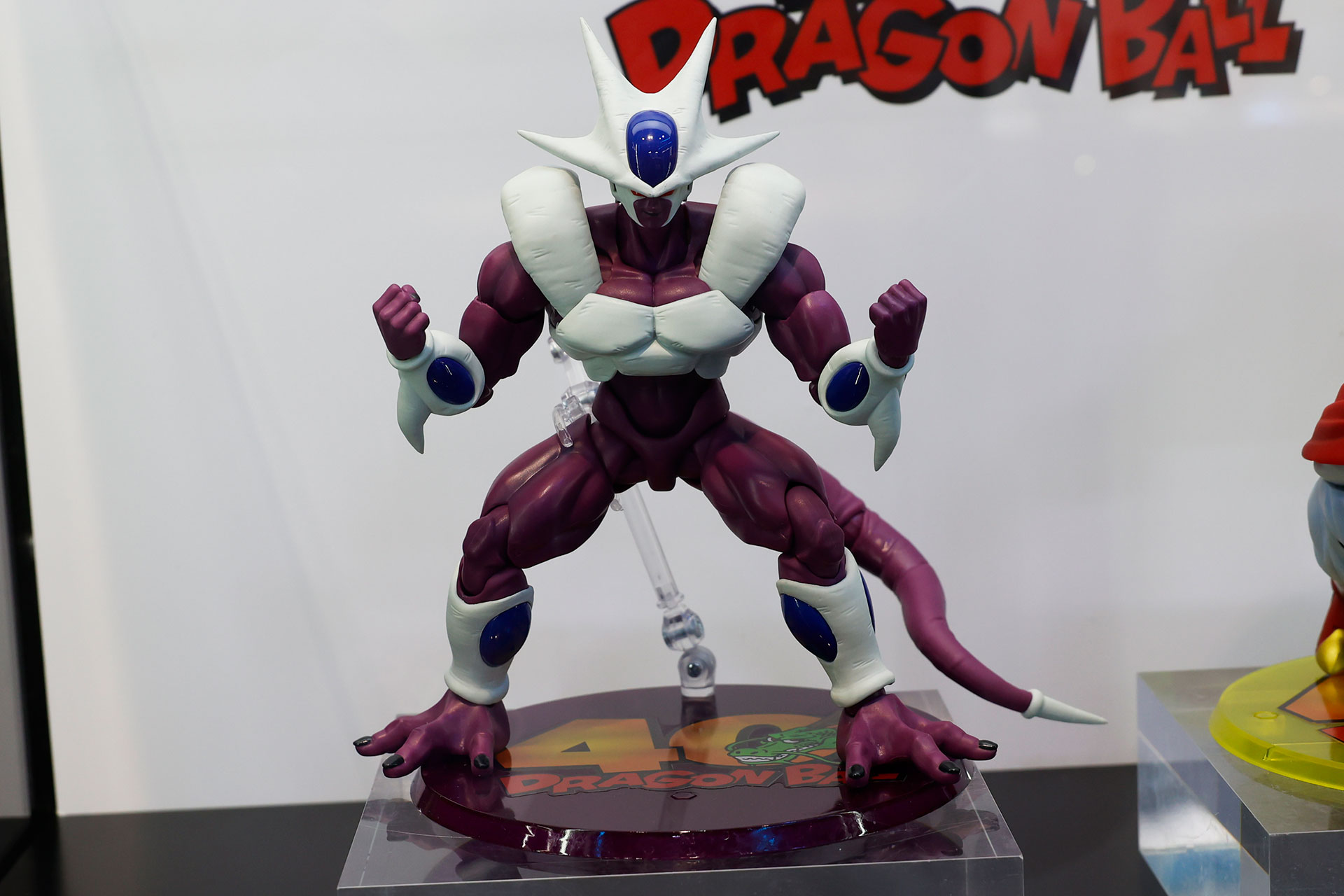 こちらは「S.H.Figuarts クウラ 最終形態-40周年記念再販Edition-」。よく見ると台座部分も40周年記念のロゴマークになっている