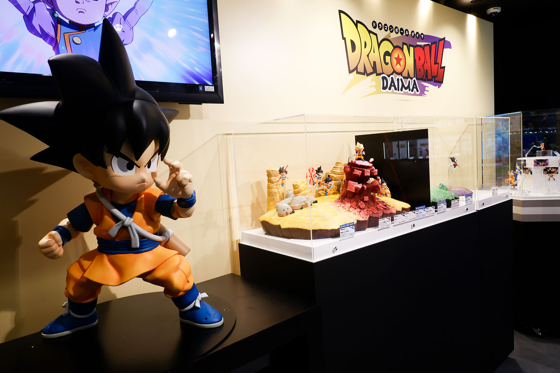 店内奥にはアニメ「ドラゴンボールDAIMA」の特集コーナーも設置されていた