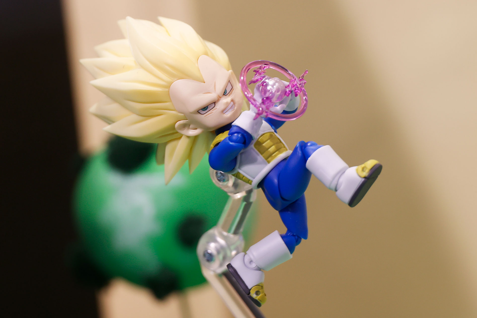宙に舞い上がっているような姿で展示されていた「S.H.Figuarts スーパーサイヤ人3ベジータ(ミニ)-DAIMA-」