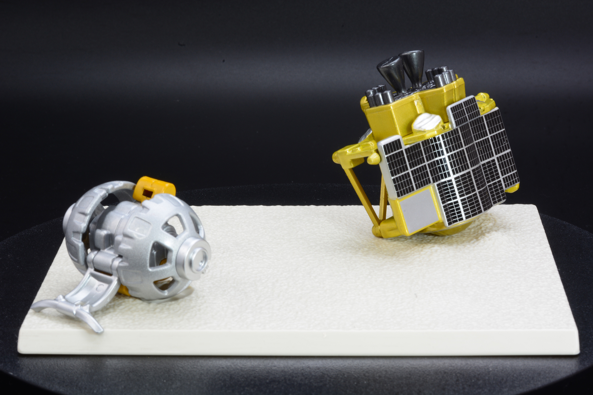 「トミカプレミアム SORA-Q & SLIM」は、月探査機SLIMと、変形型月面探査ロボットSORA-Qをモチーフとしたトミカだ