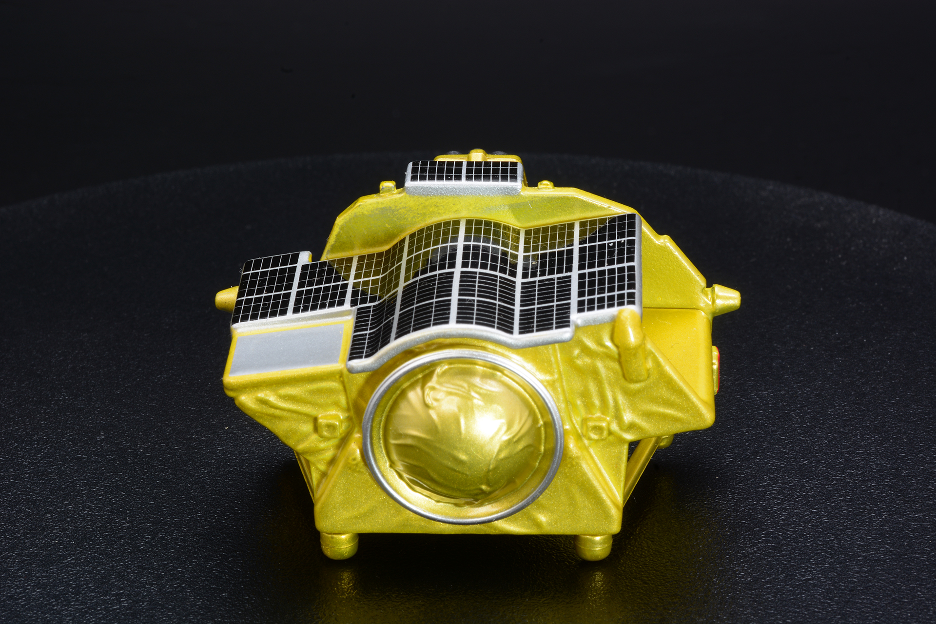 正面、太陽電池パネルが傾いて配置されているのがわかる