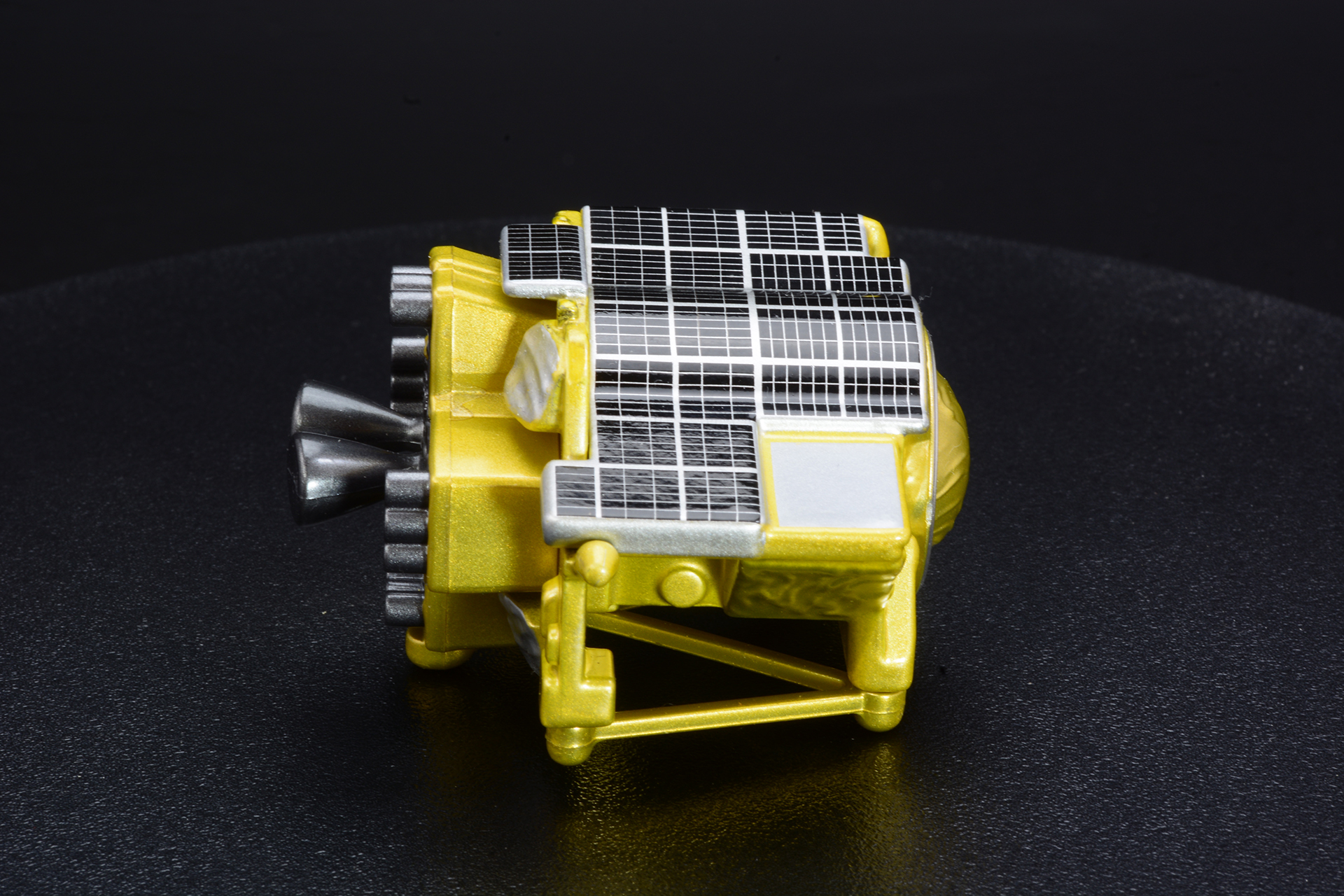 側面、左右で大きくデザインが違う