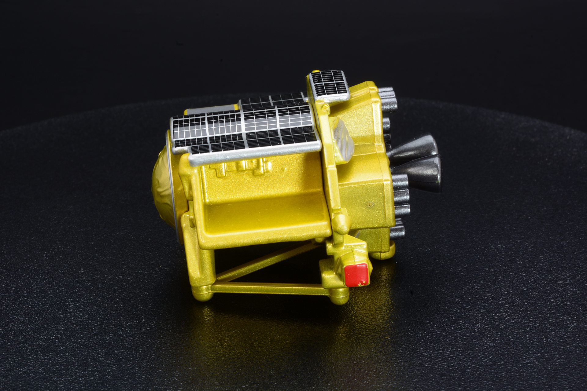 尾部。スラスタが集まっている。銀色の部分は地上との距離を測るレーダー