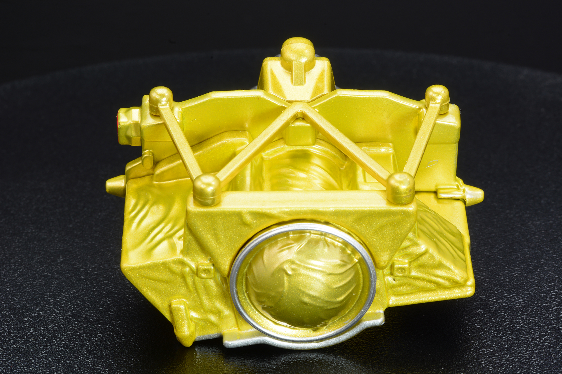 機体をひっくり返して腹部を見る。着陸脚が設定されている