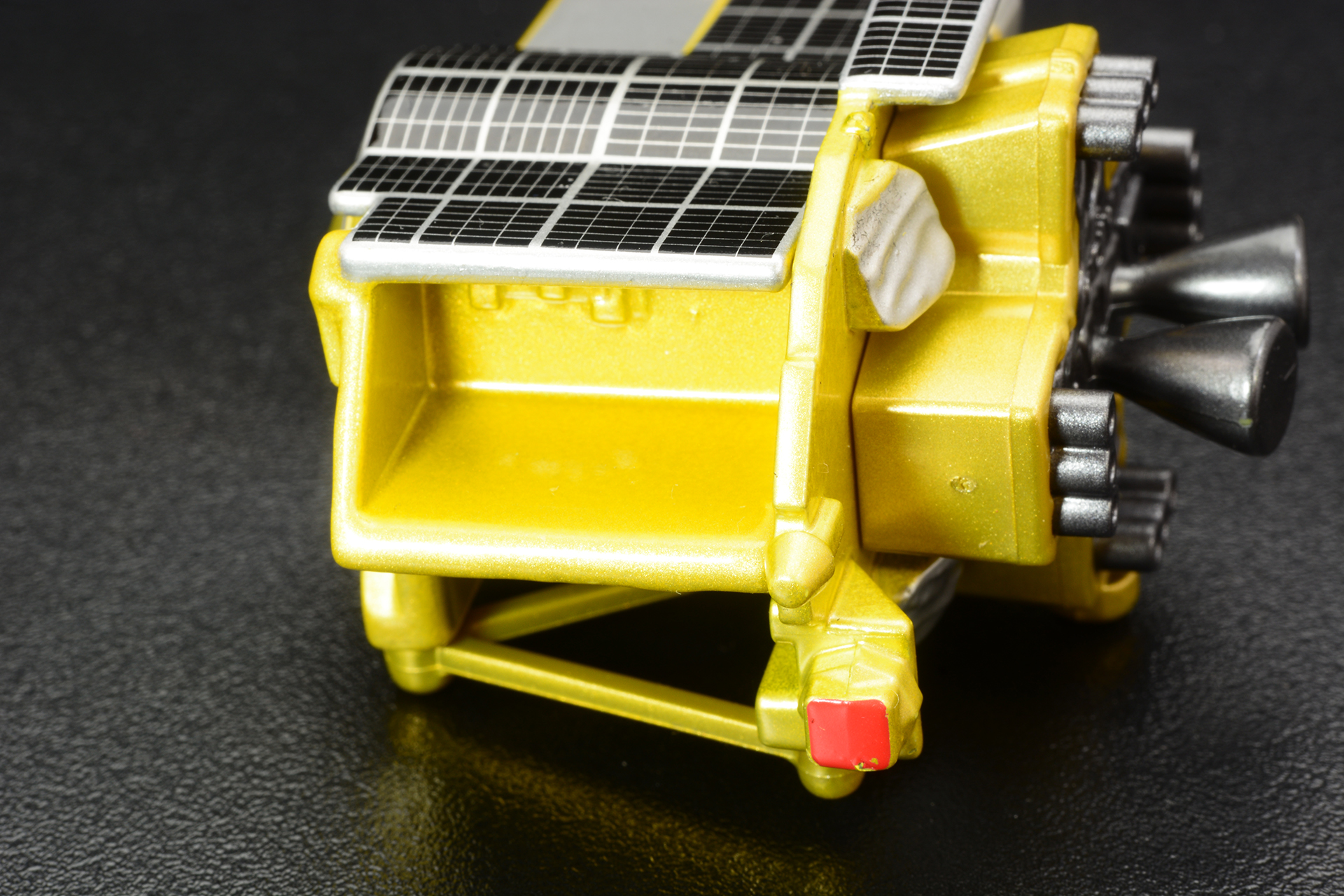 側面に突き出した三角の突起がカメラ。赤いところはNASAから提供されたリフレクタ。着陸後は灯台として存在を主張する