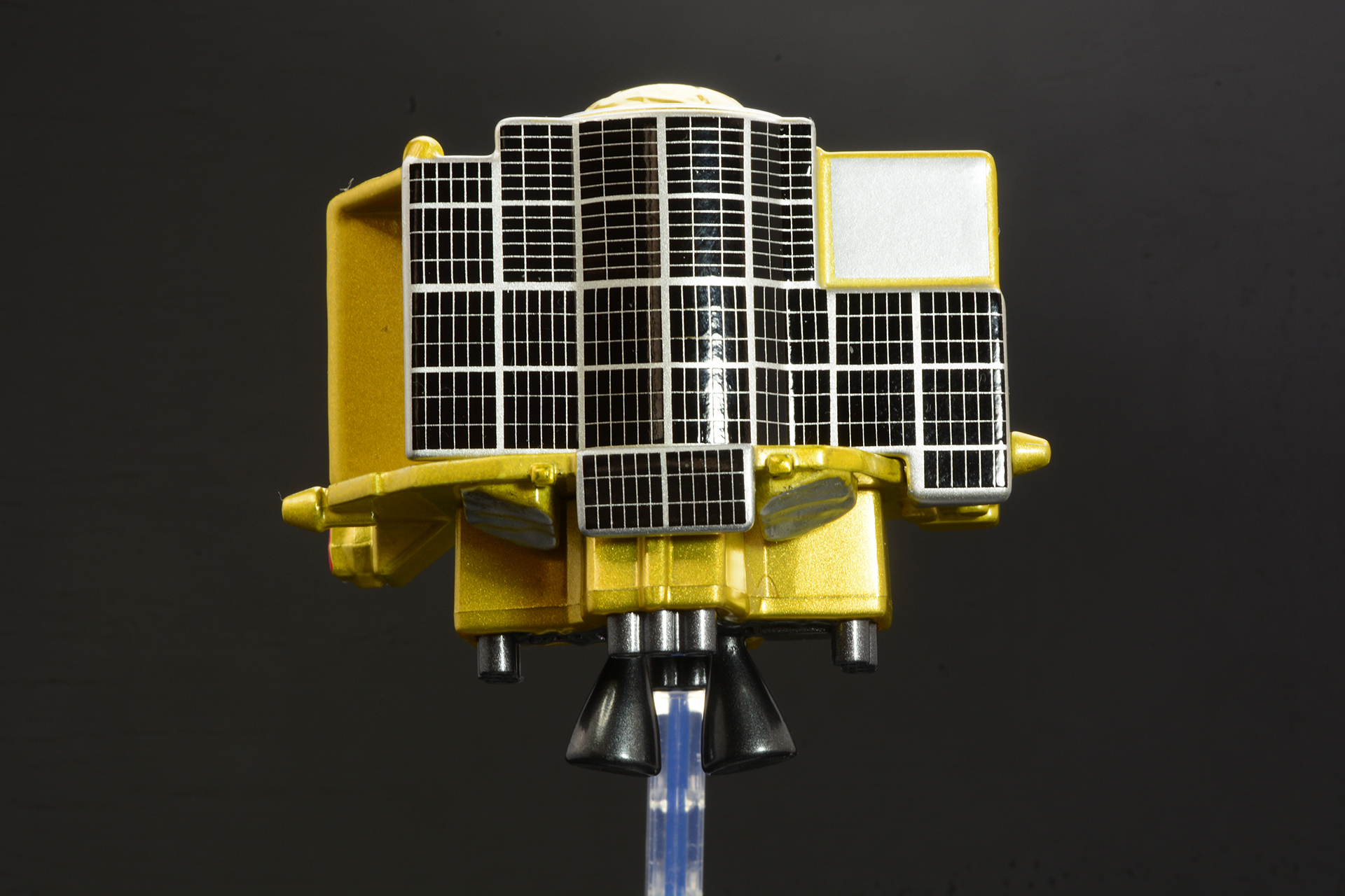 フィギュア用の台を使えば着陸時のスラスタを下にした姿も