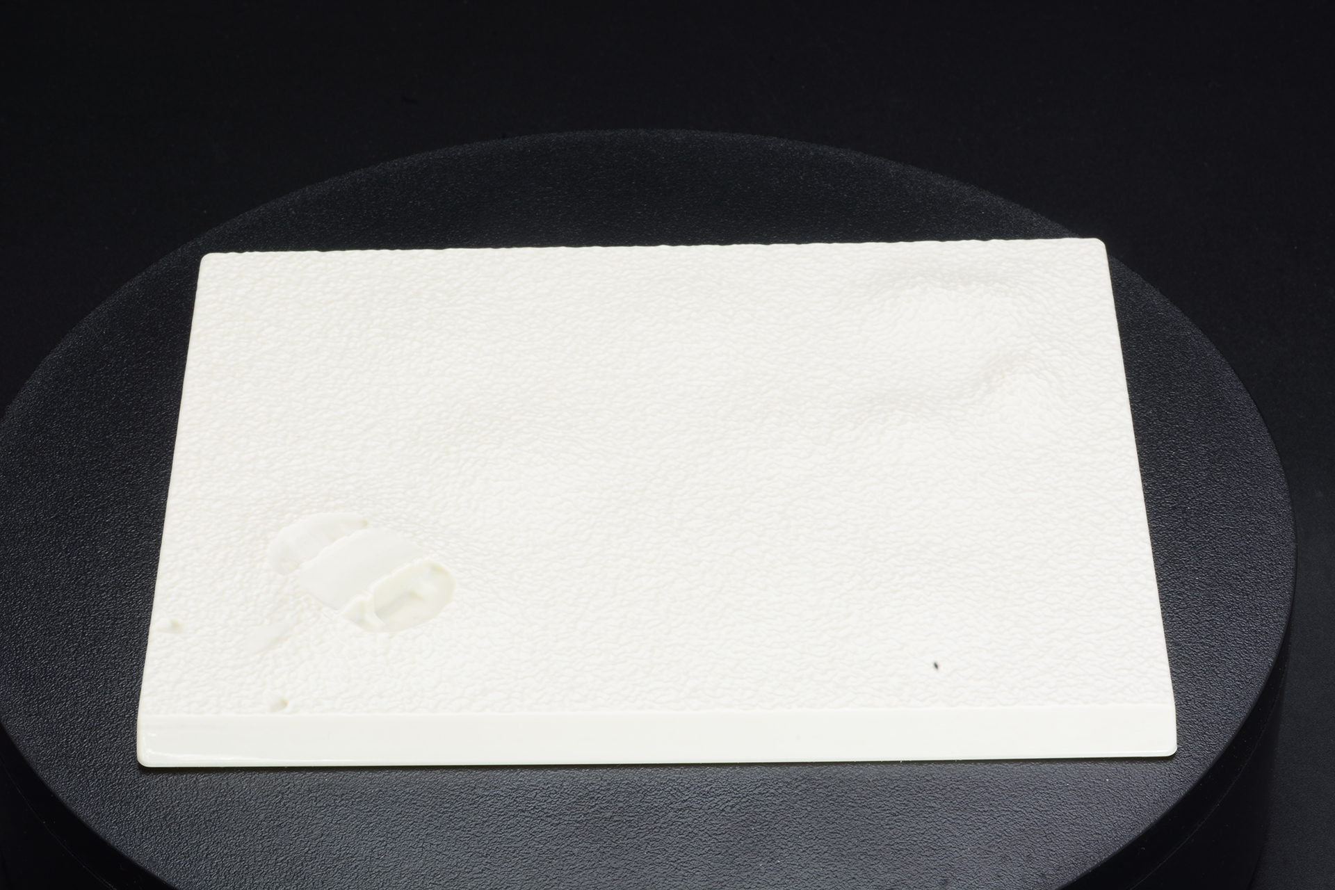 月の表面をイメージした台座