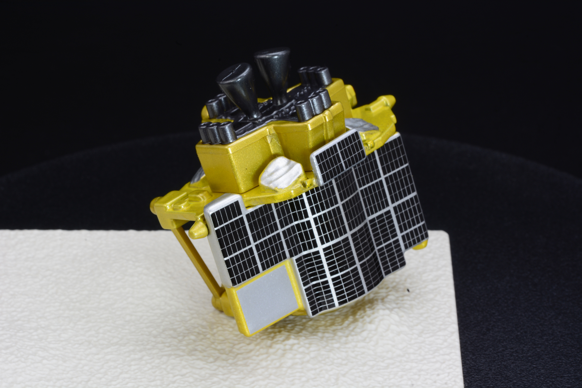 この突起を使うことで逆立ち姿勢で着陸したSLIMを再現できる