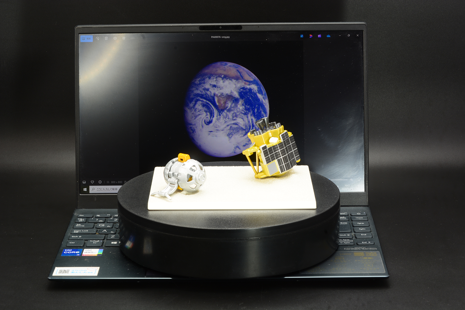 ノートPCのキーボードの上に台と被写体を置いて撮影した