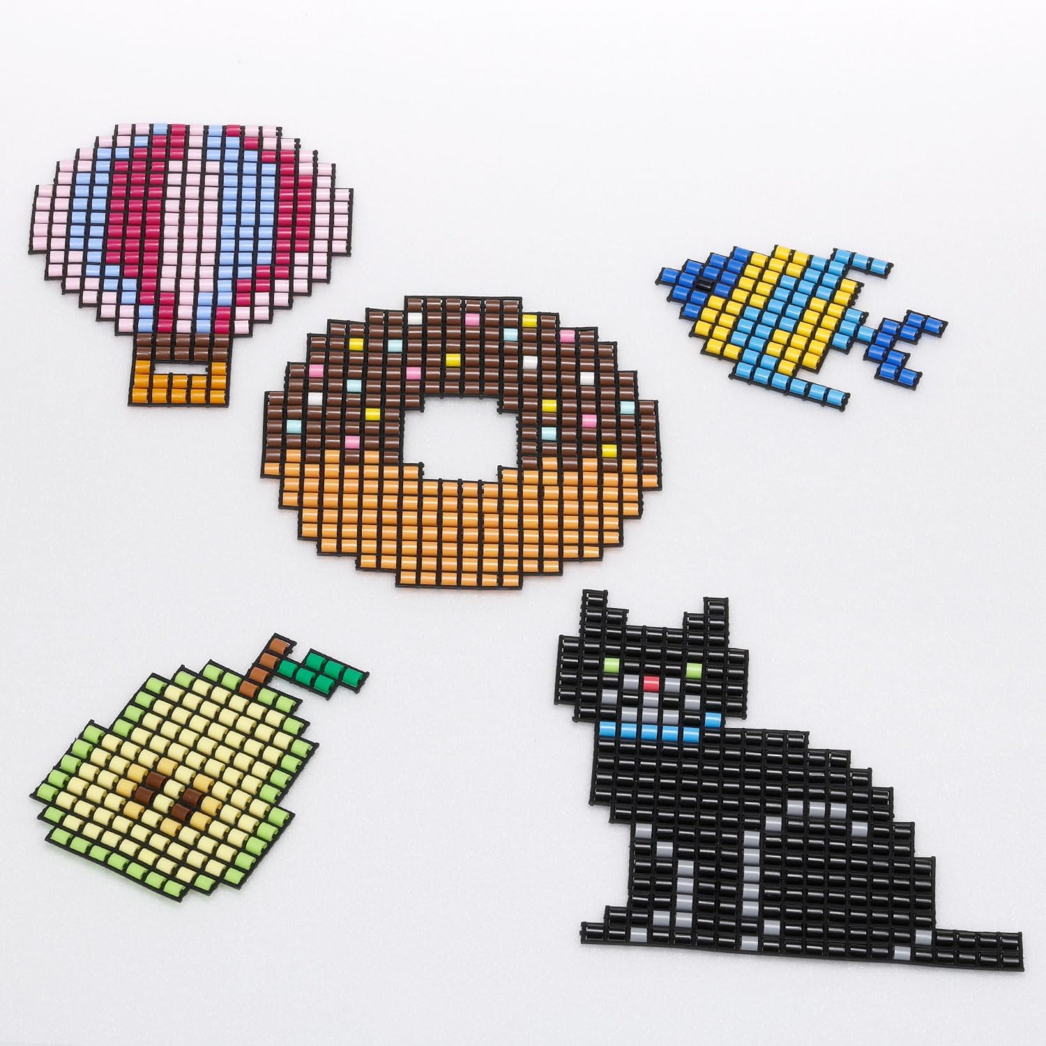 アイロン不要で、キャンバスにパーラービーズをはめるだけで作品が作れる。作成するには「パーラーキャンバス」のほか、別売りのビーズが必要となる。画像はイメージ。「パーラーキャンバス 黒」以外は商品に含まれない