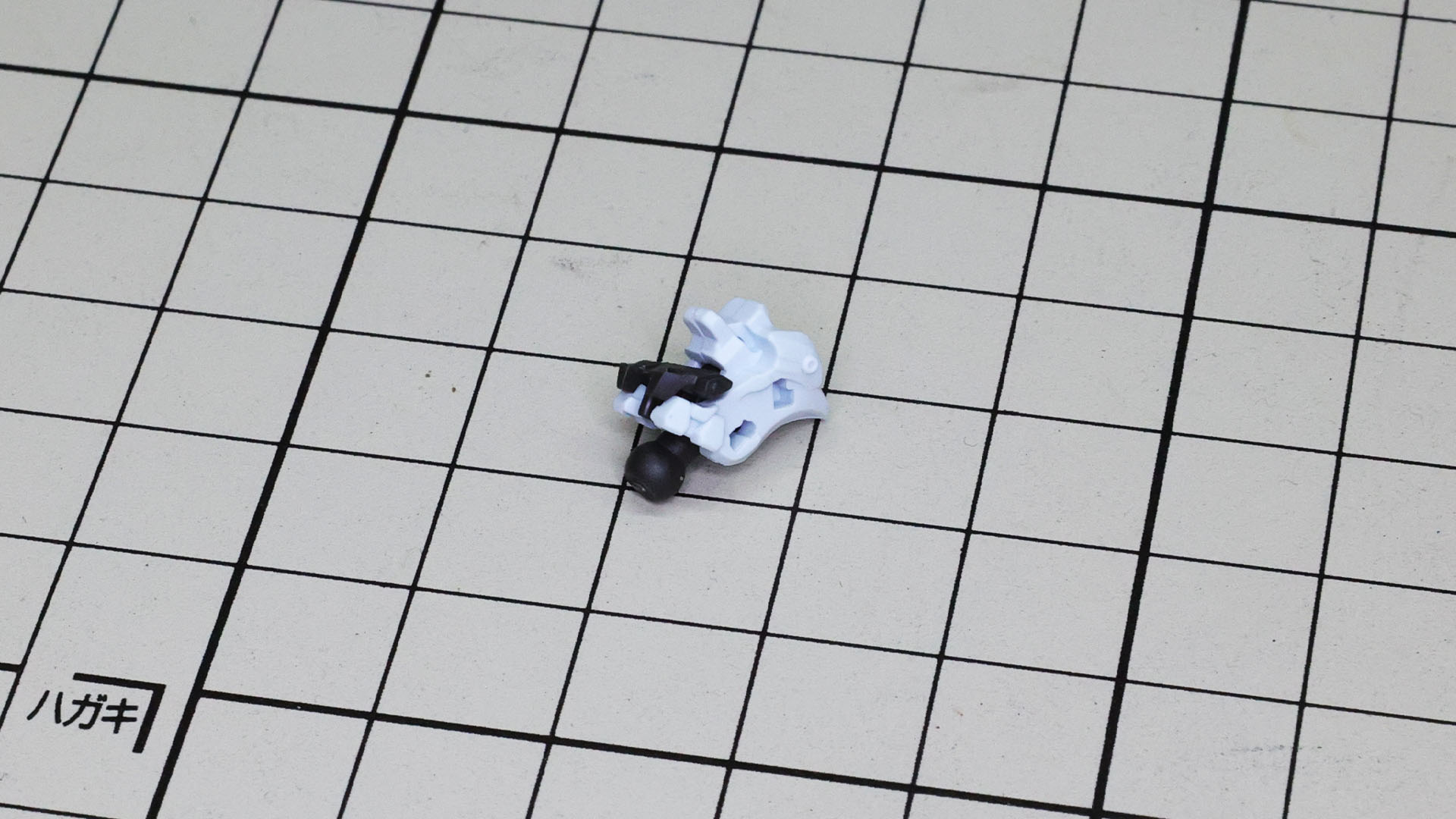 とても細かいパーツを組み込んでいきます。飛ばさないように！