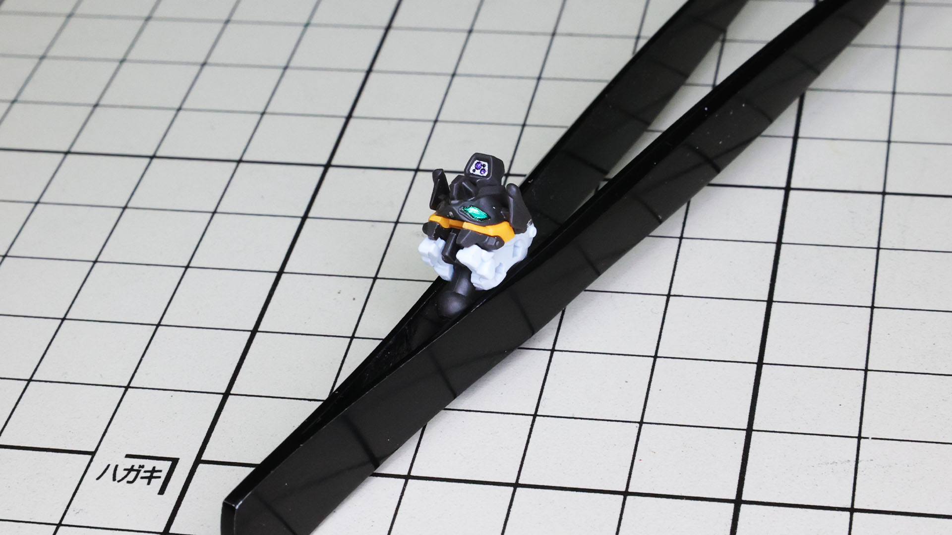 ツインアイも左右それぞれにシールを貼りこみます