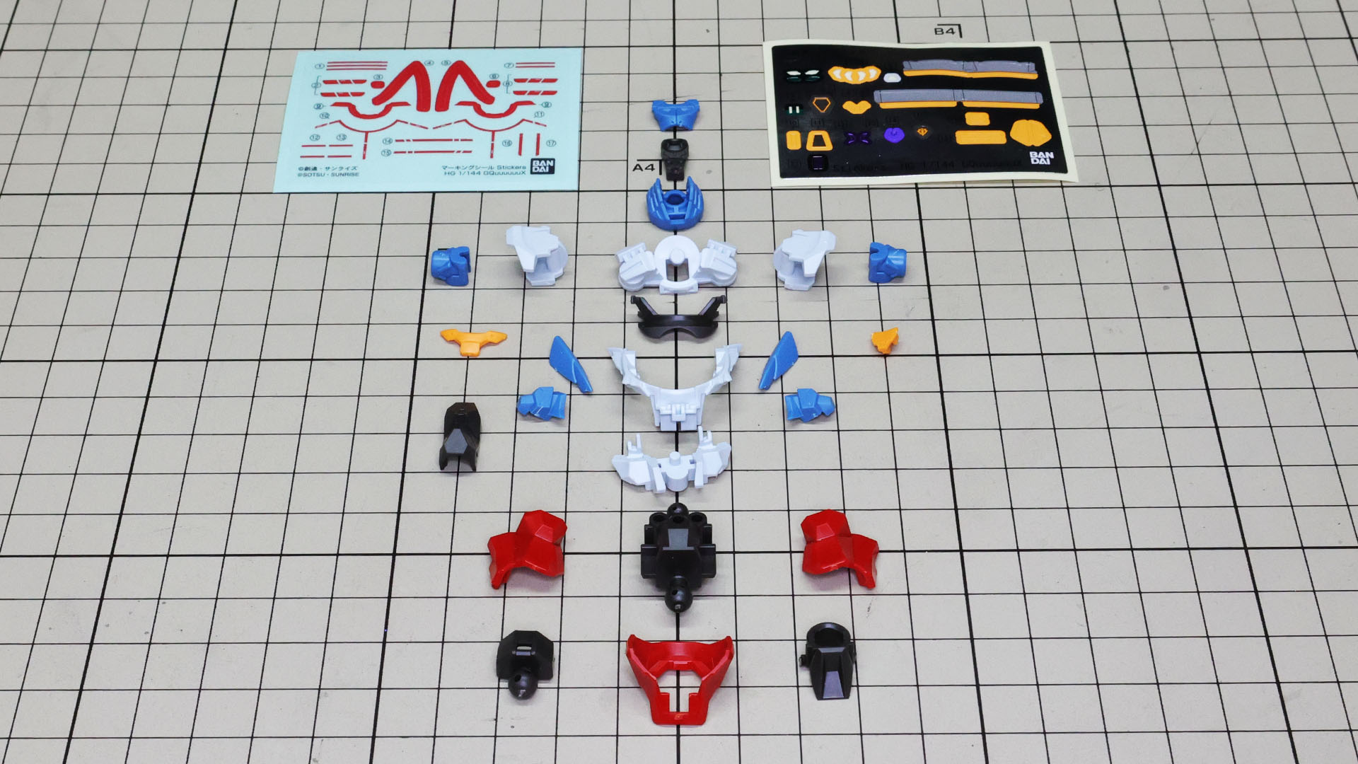 カラーごとに細かなパーツ割りを見せるパーツ群