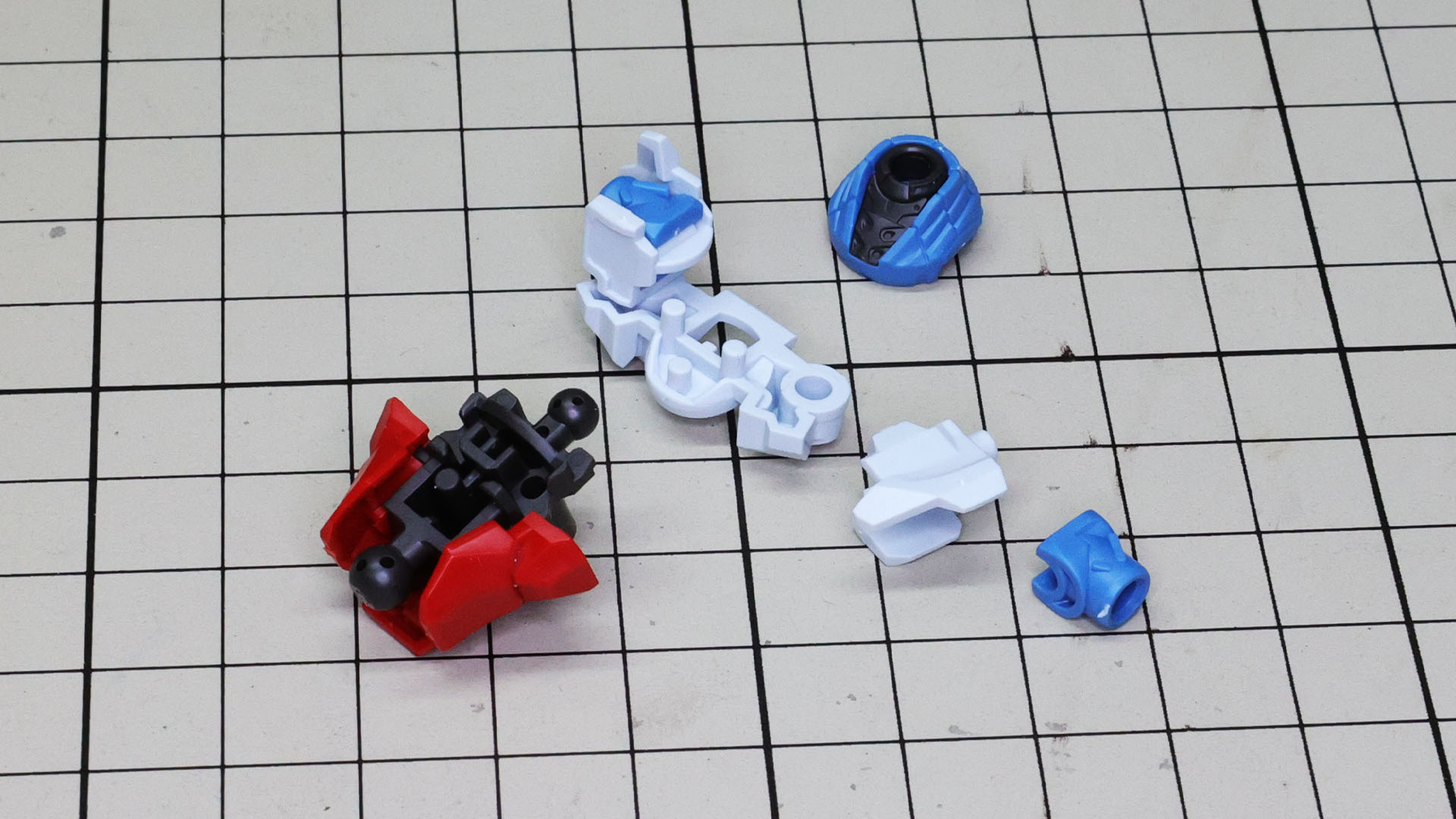 肩関節は背面装甲に組まれることで肩甲骨的なイメージになります。可動性能も高めるいい構造ですね