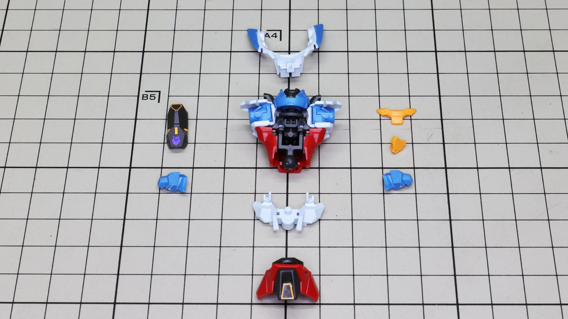 コアとなるメカフレームに各部位を組付けていきます