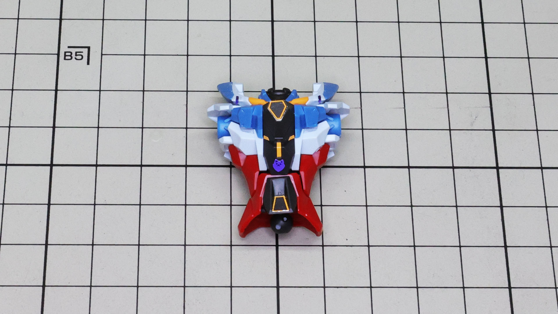 胸部のディテールはシールによる細かな色分けで再現します