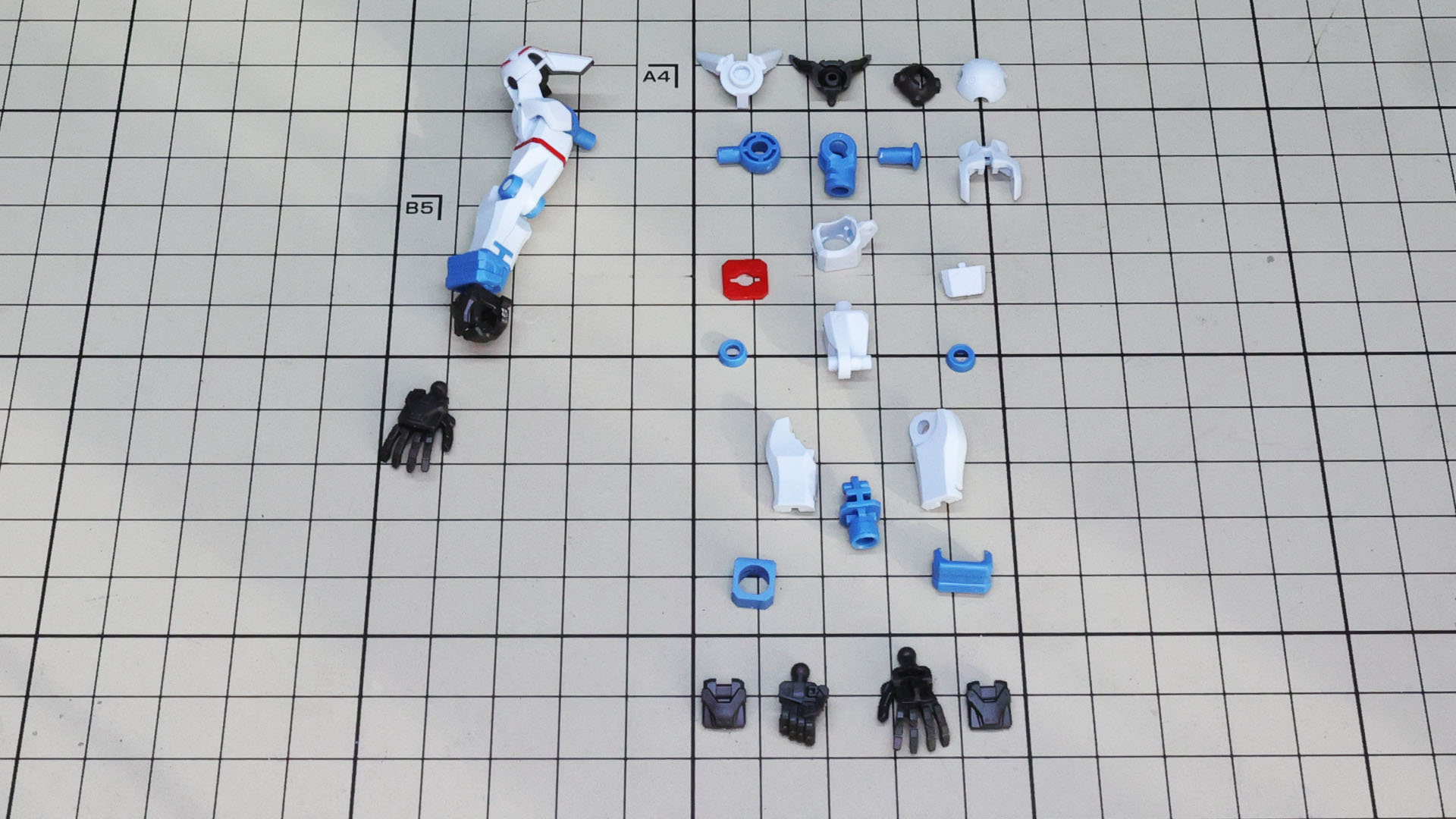 右腕を組んであります。左腕のパーツ群を見ると割り方がすごいことがわかりますね