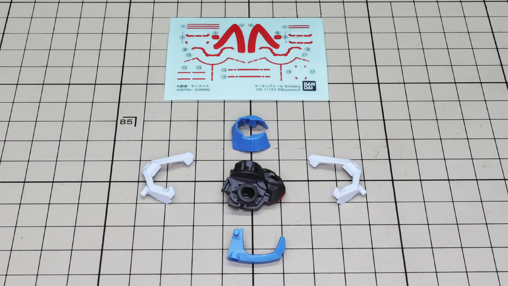 コアのメカフレームを組んで各カラーの装飾を組み込んでいきます