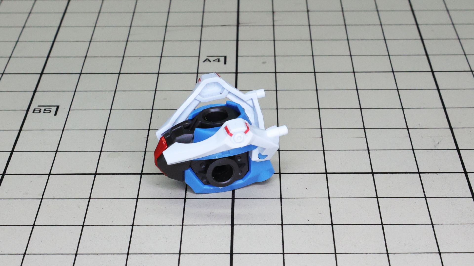 左右の装飾にはライン状のシールでのディテーリングを行います