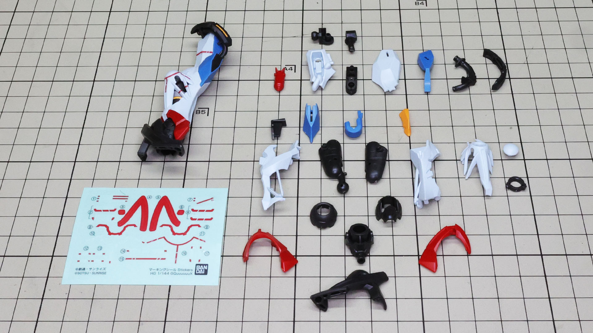 右脚を組んであります。特徴的なデザインの脚部パーツ群の膝下のパーツの成形がすごい精度で実現されています