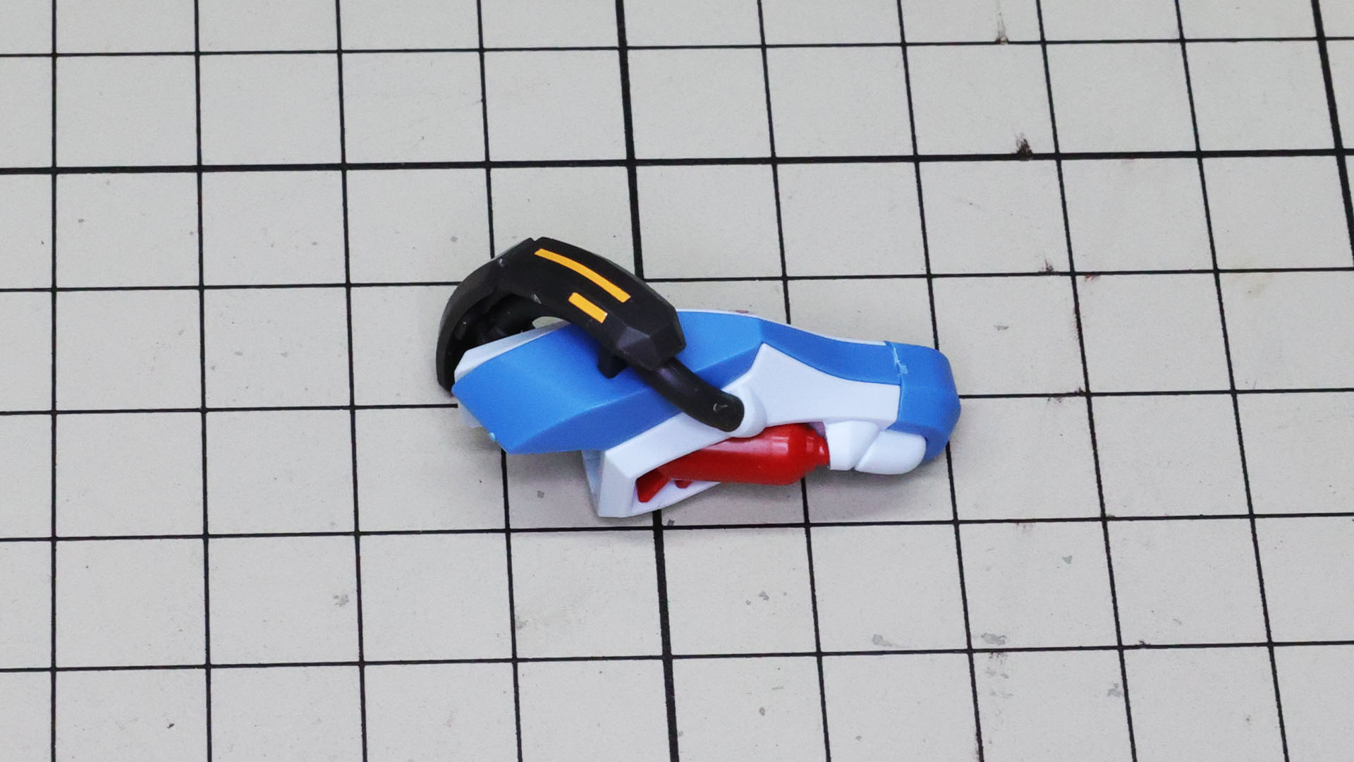 大腿部内側側面にはタンク的なパーツが組まれます。外側の装飾にもシールの貼りこみがあります