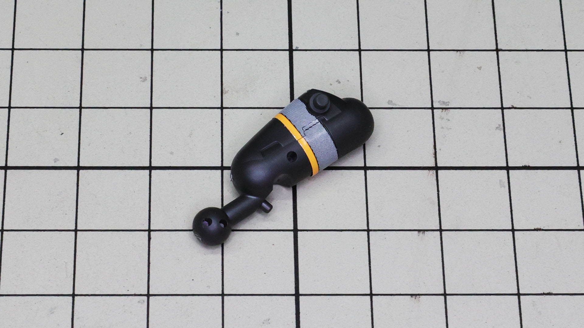 脛下内部に組み込まれるパーツ。何かのタンク的なデザインがされています