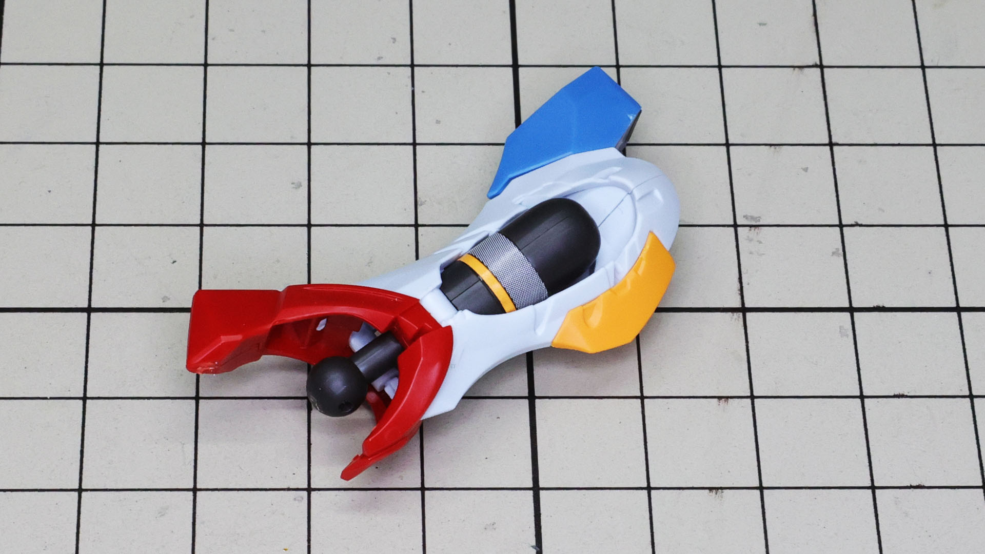 脛下に組み込みました。くるぶしにあたる部分のパーツにはノズル的な意匠がありますから燃料タンクにも見えます