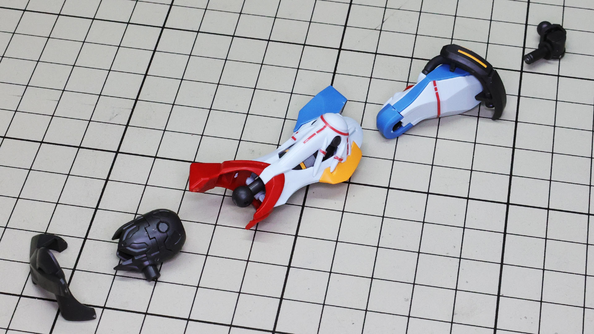 各部をドッキングさせます。くるぶしにあたるノズル的なパーツにも注目です