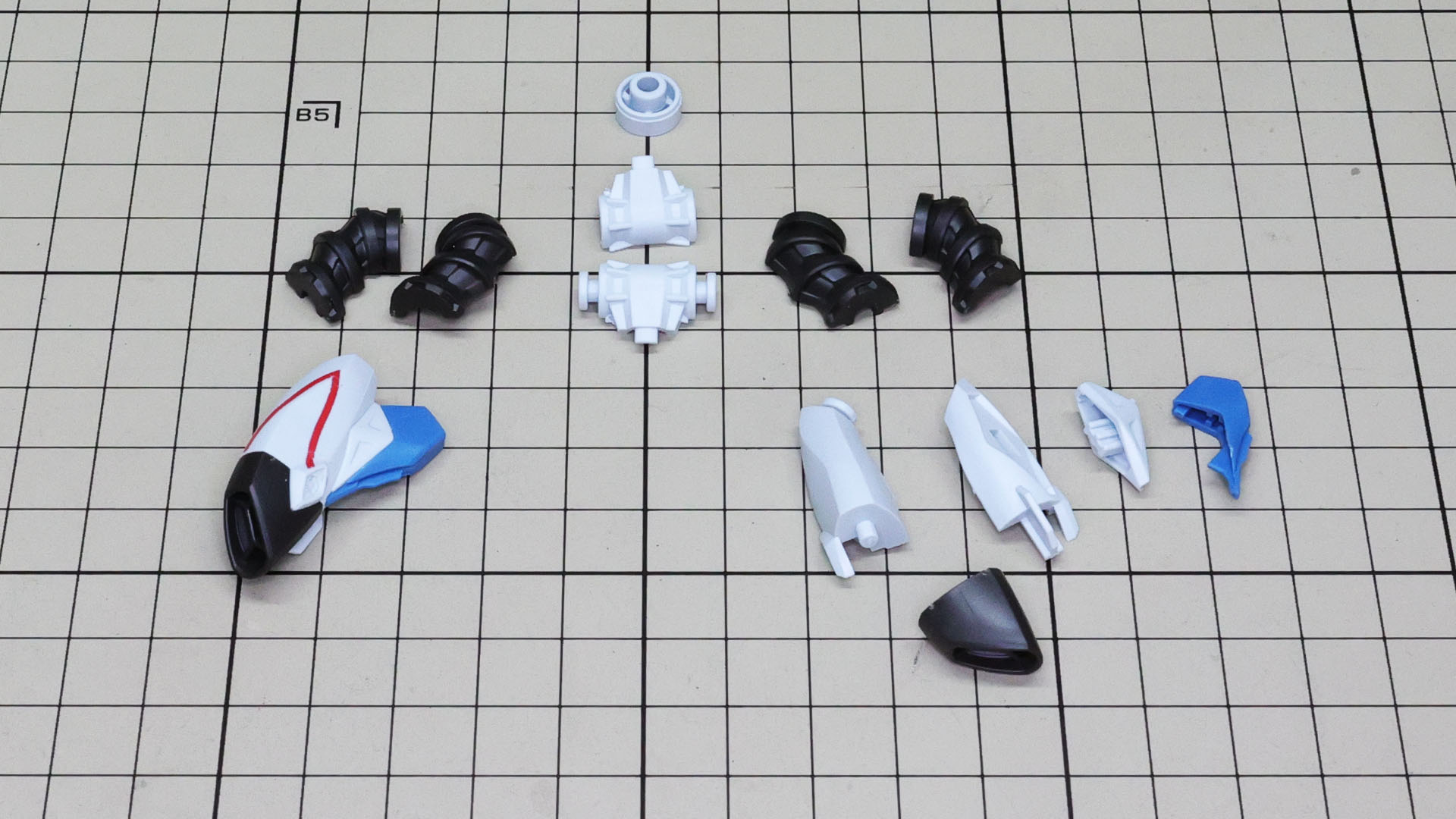 左の推進機を組んであります。中央には接続部、右が推進機パーツ群です