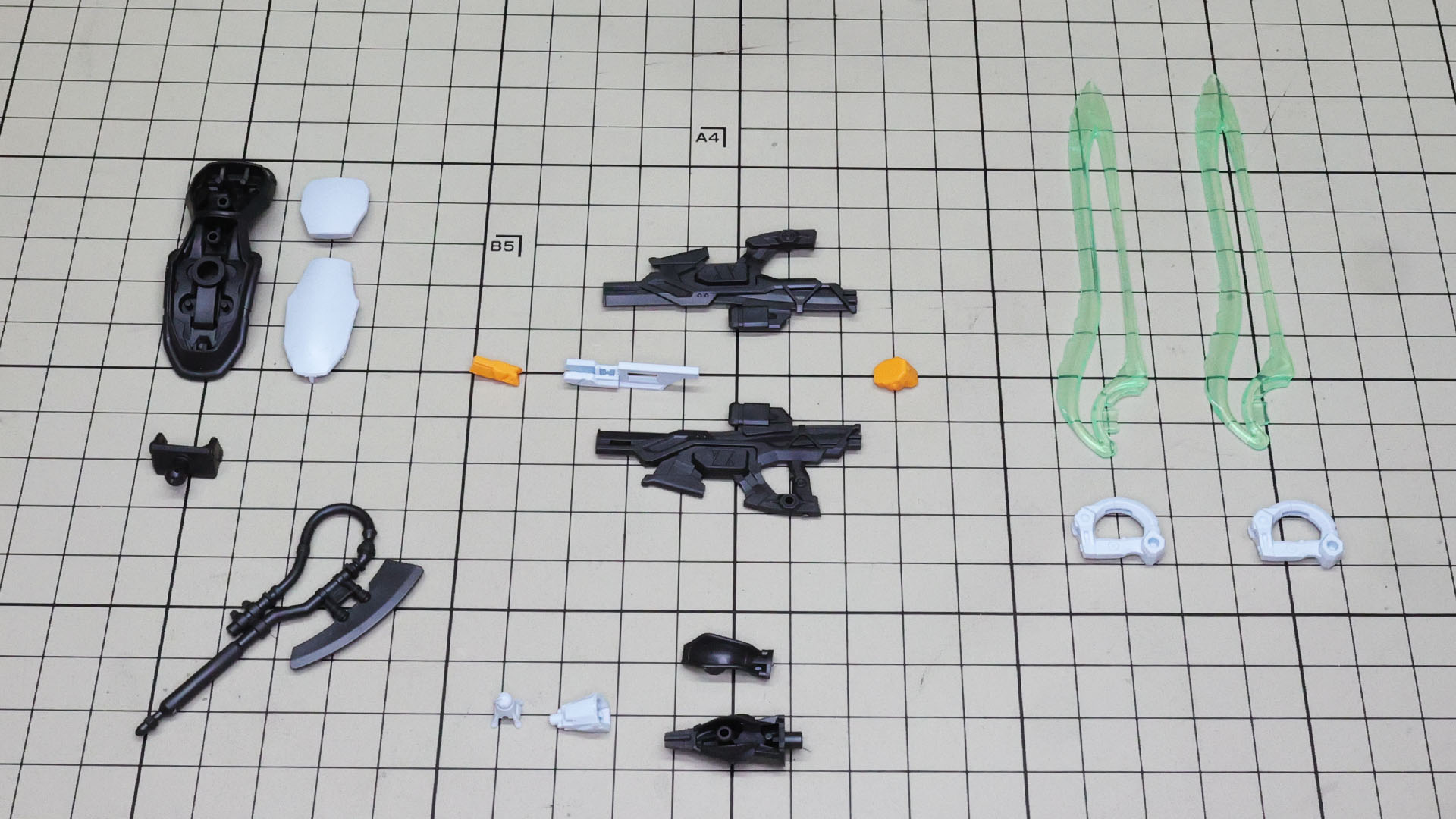 左上：シールド、左下：ヒートホーク、中央上：ビームライフル、中央下：バックパック機首、右：ビームサーベル　※全て仮の呼称です