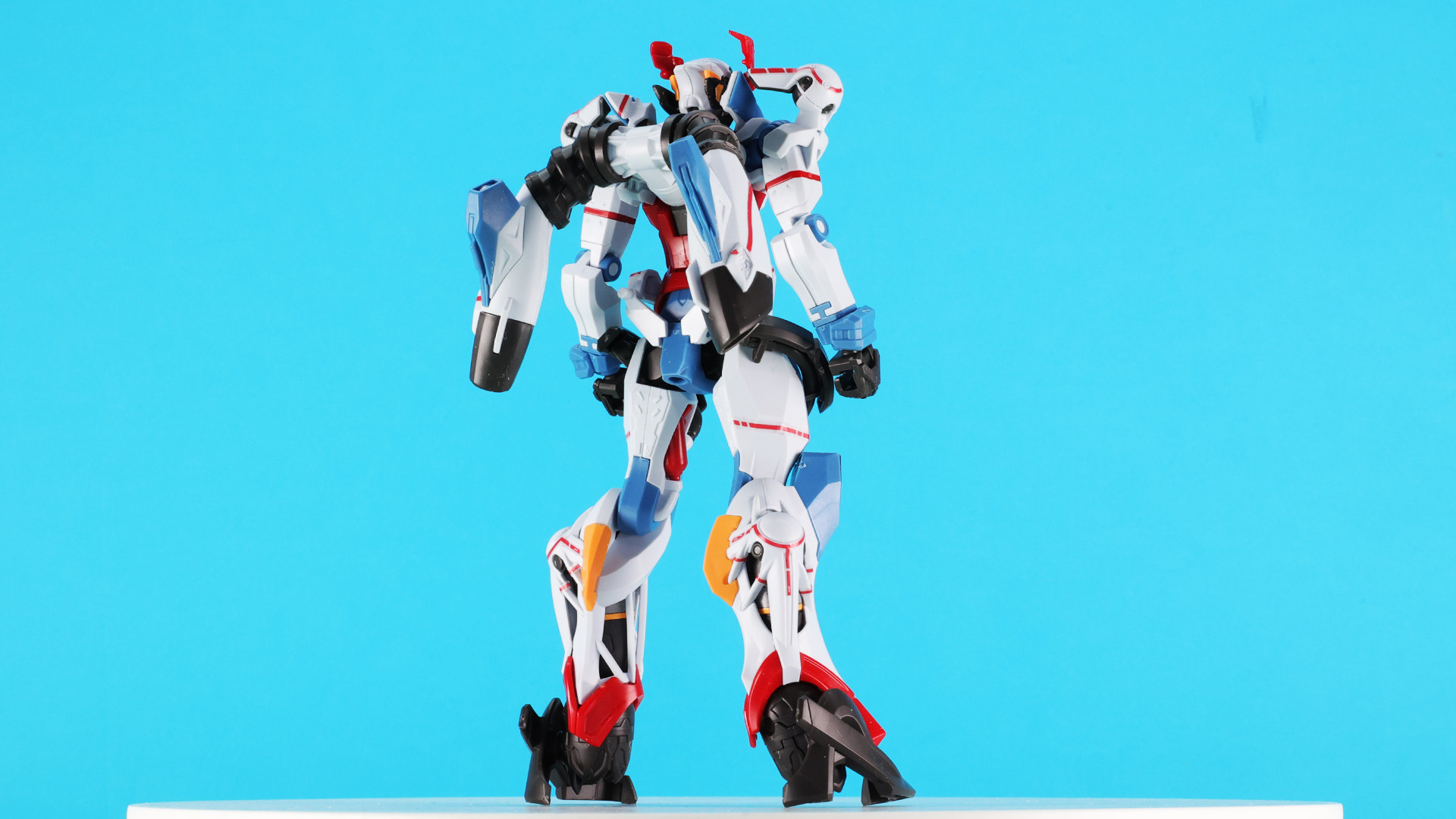 特徴的なバックパックと各部のディテールが目を引く背面