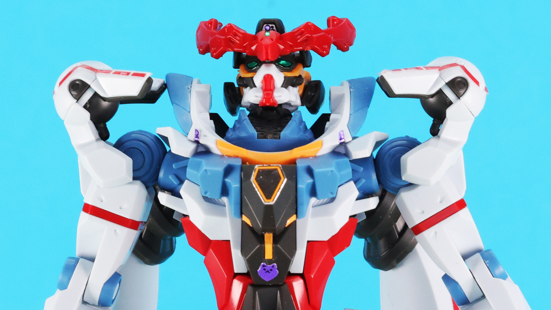 首の可動範囲の広さと、肩部の独特な意匠を持つ部位に注目