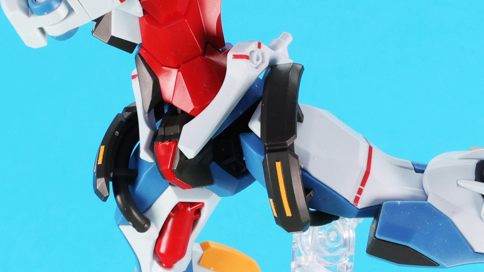 腰と大腿部のベルトのような装甲も特徴的