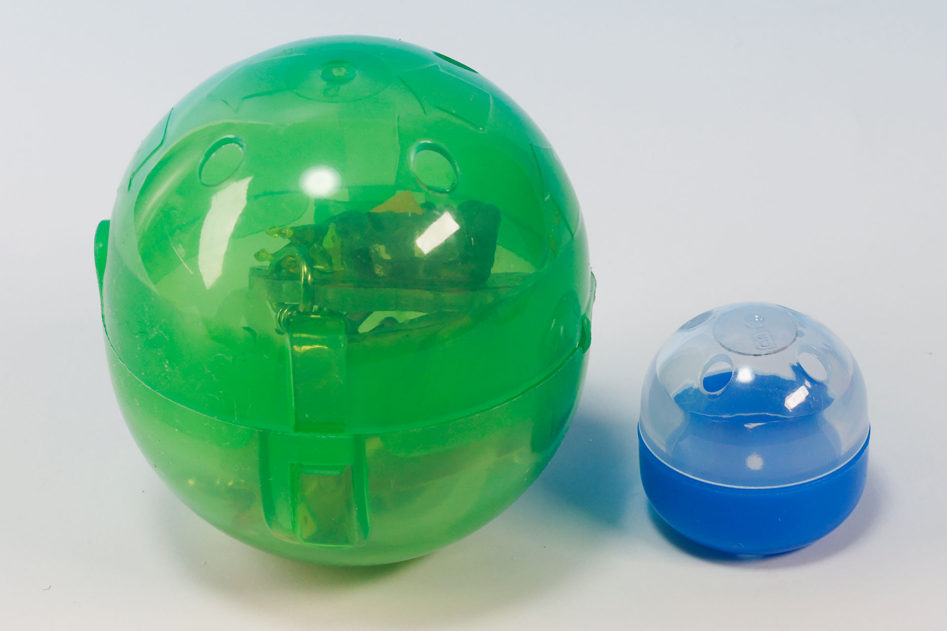 一般的なカプセルトイと比較すると、付属のカプセルはかなりサイズが小さいことがわかる