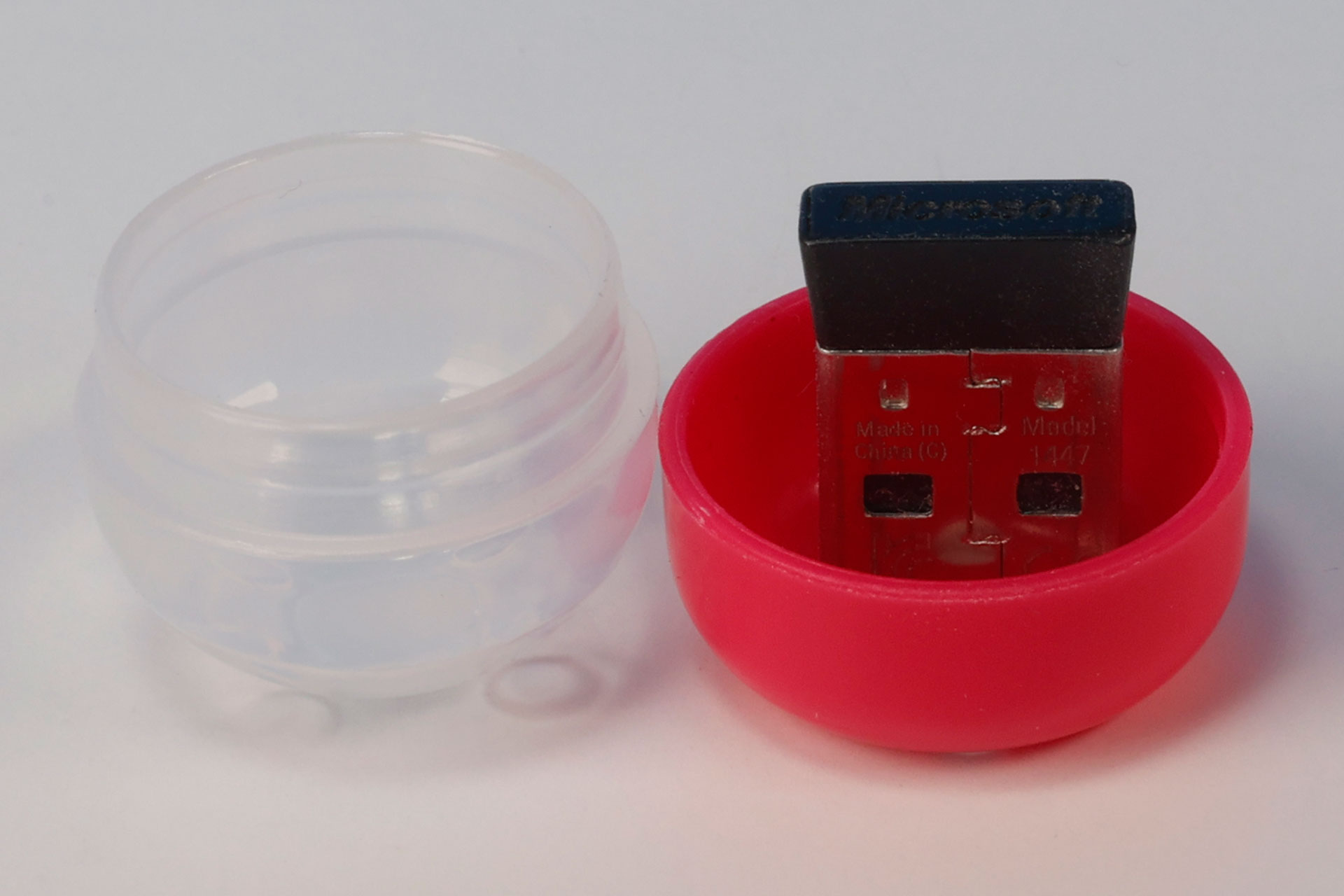 だいたいUSB LANアダプターぐらいのものを入れておくのにちょうどいいサイズ感だ