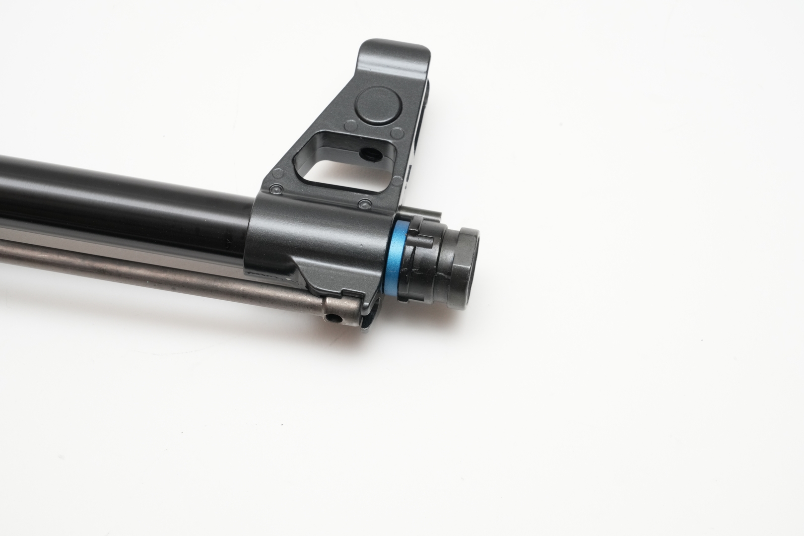 「電動ガンRシリーズ」にはブルーのマズルリングが装着