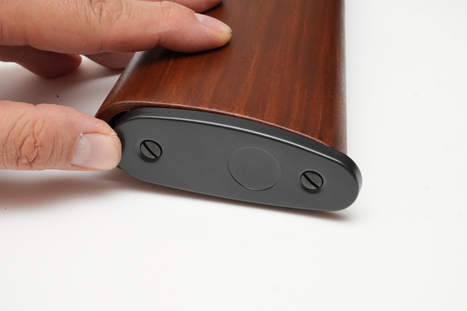 バットプレートを押し下げるだけでバッテリー収納スペースにアクセスできる