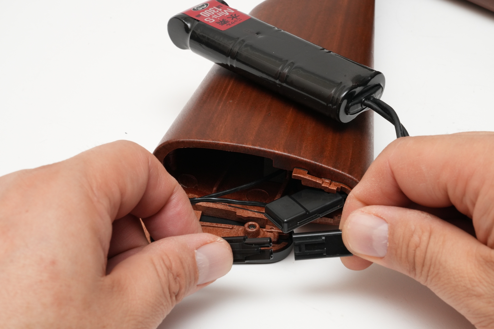 バットプレートを押し下げるだけでバッテリー収納スペースにアクセスできる