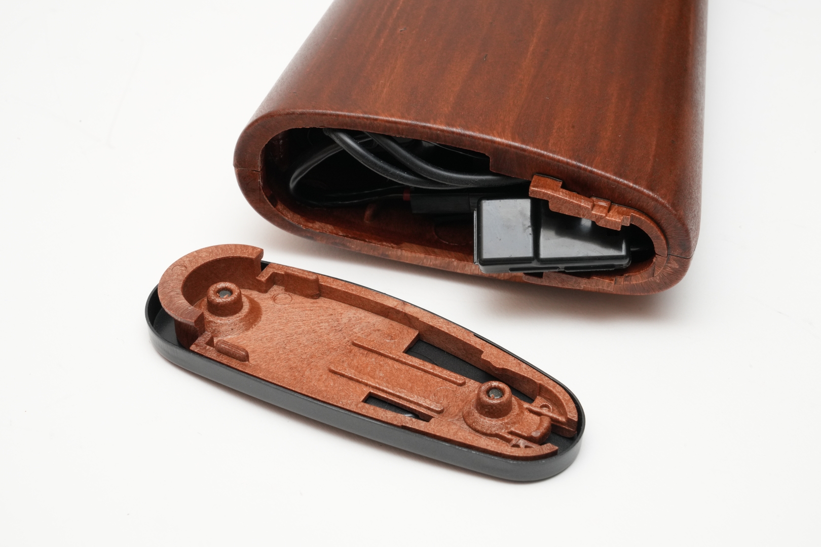 バットプレートを押し下げるだけでバッテリー収納スペースにアクセスできる