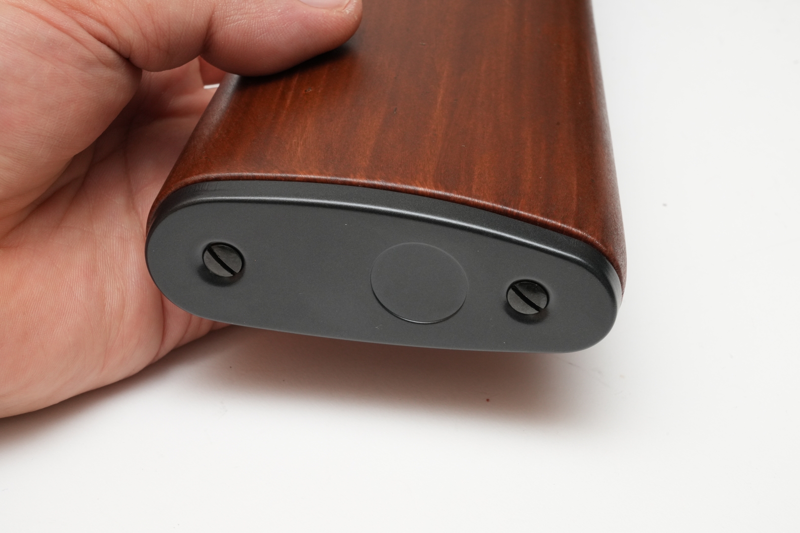 バットプレートを押し下げるだけでバッテリー収納スペースにアクセスできる