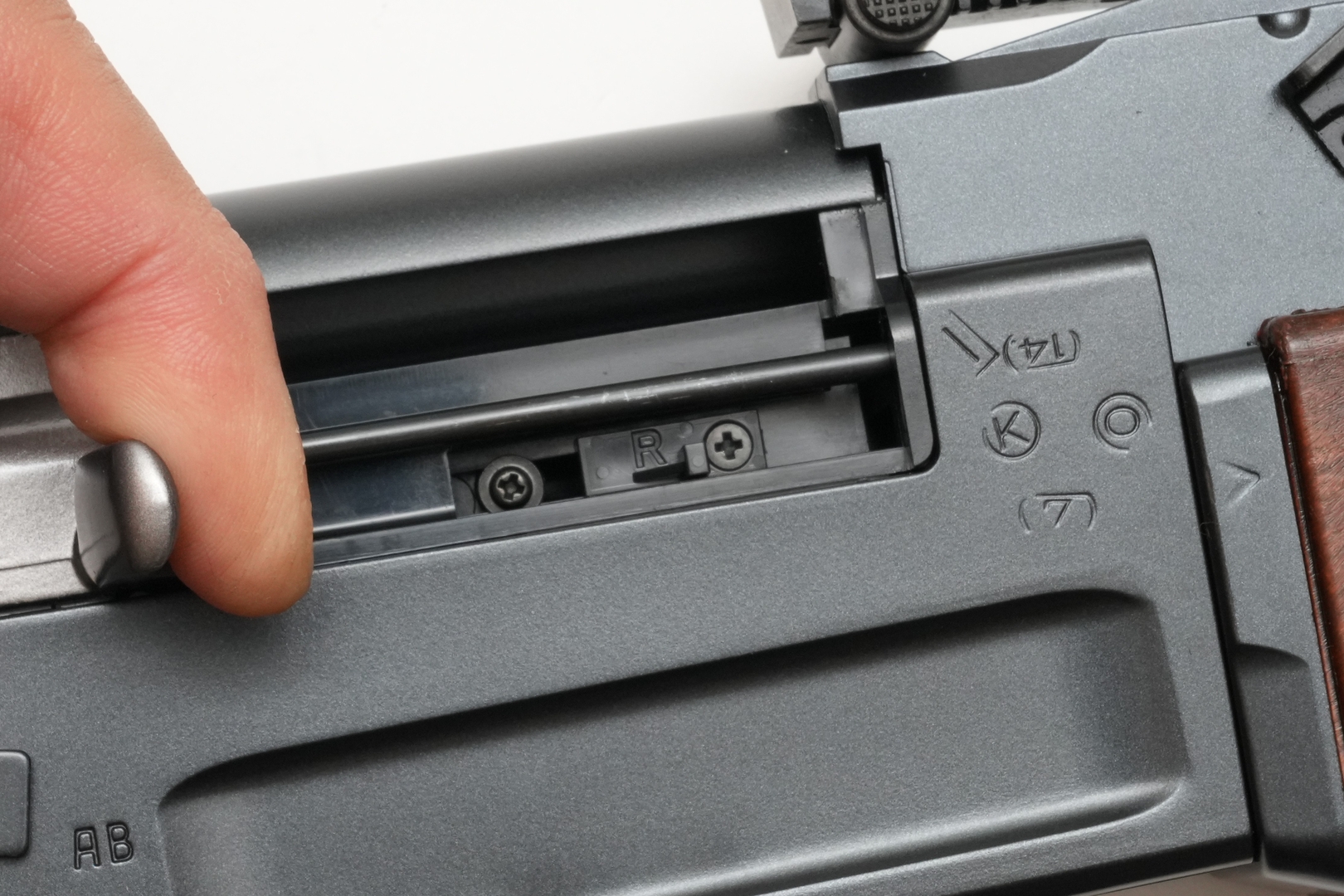 レバーを前方向に動かすとホップ弱、後ろ方向に動かすとホップ強