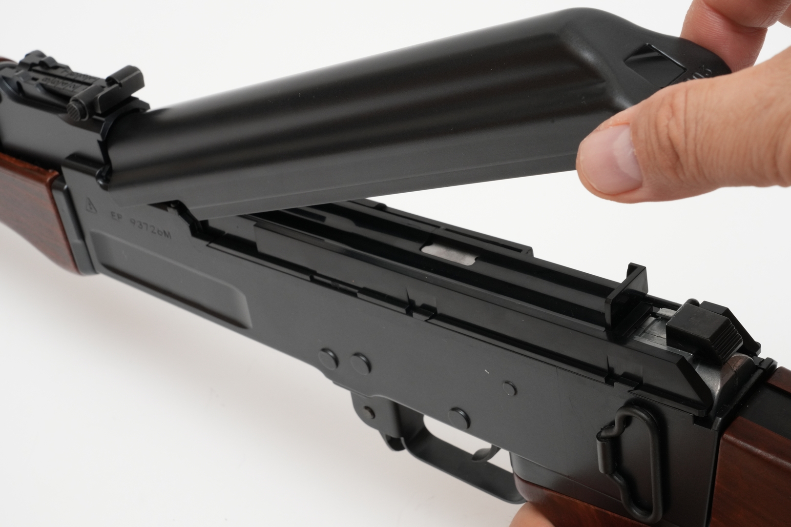 AKのレシーバーカバーは開けるのはカンタンだが、閉めるのはコツが必要